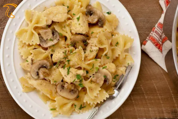 طرز تهیه فارفاله مرغ و قارچ همراه با ویدیو