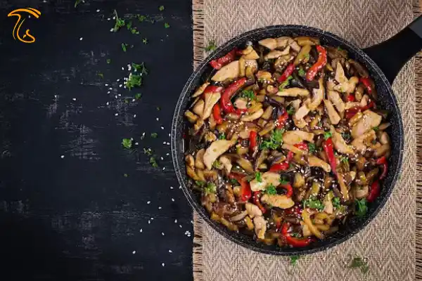 غذا با مرغ و قارچ و سبزیجات مختلف
