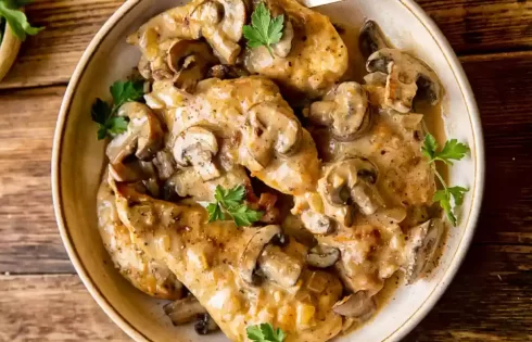 عکسی است از غذای چیکن مارسالا یا همان خوراک مرغ مارسالا است.