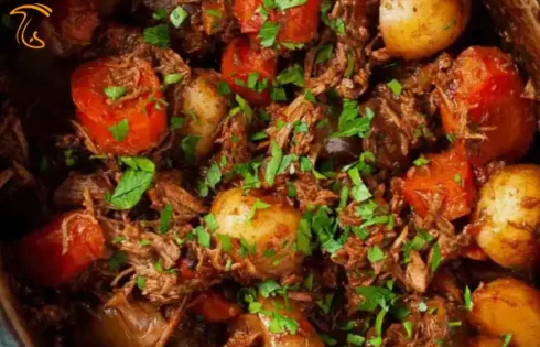 عکسی از خورش قارچ و جعفری با گوشت گاو است.