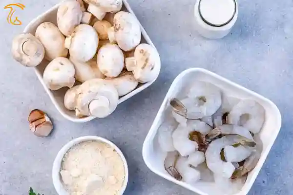 مواد اولیه خوراک میگو با قارچ