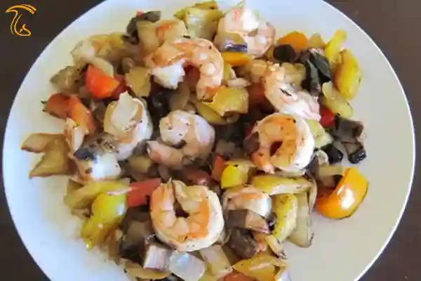 غذا با میگو و قارچ و سبزیجات