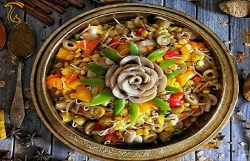 عکسی است از یک بشقاب تزیین شد ترشی یونانی (طرز تهیه ترشی زیتون یونانی). این ترشی با قارچ، ذرت و زیتون درست شده است.