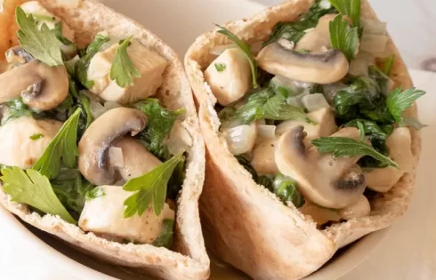عکسی است از طرز تهیه ساندویچ قارچ لبنانی