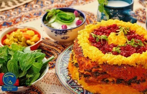 عکسی از یک سفره تزیین شده به همراه ته چین گوجه فرنگی با مرغ و قارچ که روی ته چین با زعفران و زرشک تزیین شده و در کنار ظرف ته چین ظرف سبزی، کاسه ترشی، کاسه ماست و یک لیوان دوغ قرار دارد.