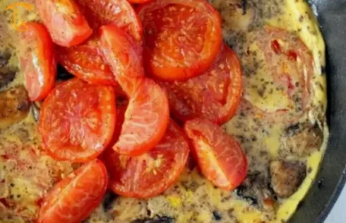 عکسی از یک خوراک فریتاتا گوجه فرنگی و قارچ است طرز تهیه خوراک فریتاتا گوجه فرنگی و قارچ