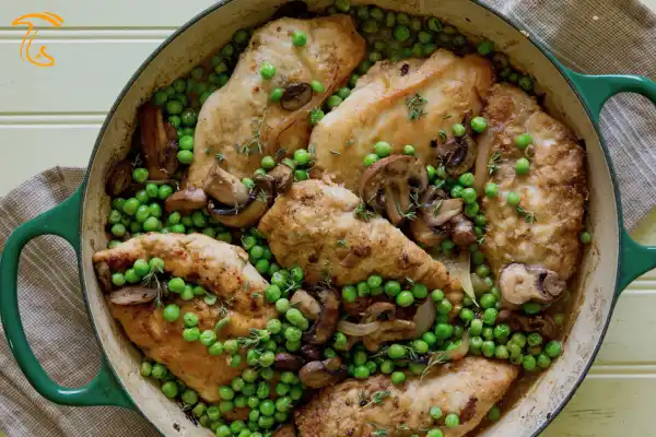 خوراک مرغ و قارچ غذا با نخود فرنگی و مرغ