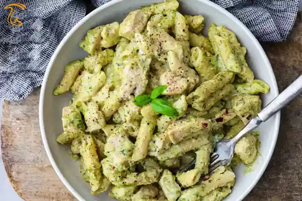 طرز تهی پاستا پنه آلفردو با سس پستو