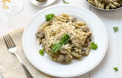 طرز تهیه پاستا پنه آلفردو با مرغ و قارچ و شیر و خامه