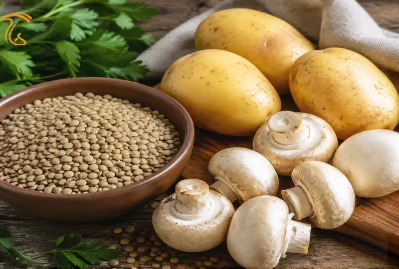 مواد اولیه تازه شامل عدس، قارچ دکمهای و سیبزمینی برای عدسی وگان
