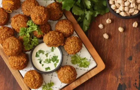 عکسی است از فلافل قارچ در سینی غذا