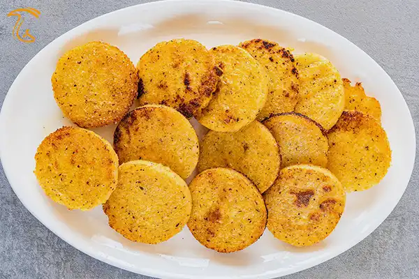 غذا با قارچ خوشمزه و طعمی دلپذیر پولنتا با سس قارچ