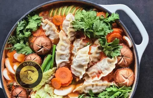 عکسی از یک قابلمه غذای معجون سس قارچ برای پیراشکی کره ای است که با توجه به عکس میتوان طرز تهیه سس قارچ بدون خامه و شیر را تقریبا متوجه شد