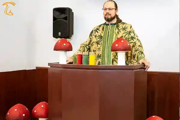 دیو هاتجز کشیش کلیسای آمبروزیا واقع در اوکلند کالیفرنیا در حال برگزرای مراسم مذهبی