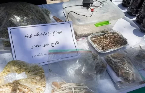 عکسی است از مکشوفات باند تولید مخدر ماشروم متلاشی شد