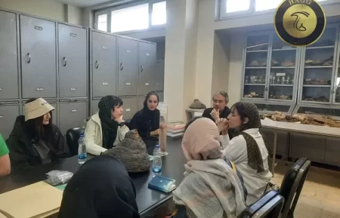 عکسی است از بازدید كارشناسان گردشگری و راهنمایان طبیعت‌گردی از مجموعه قارچ‌های ایران