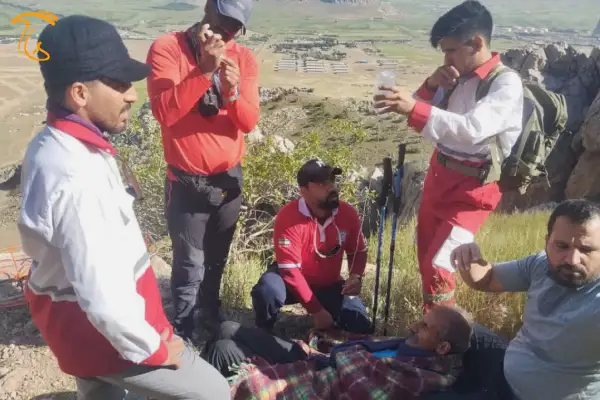 نجات یک نفر با علائم مسمومیت با قارچ در کوهستان کرمانشاه