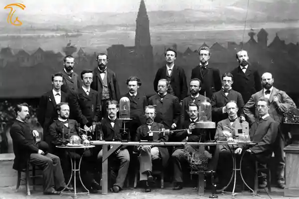 هاینریش آنتون دباری در کنار اساتید و دانشجویان دانشگاه استرسبورگ (سال 1888)