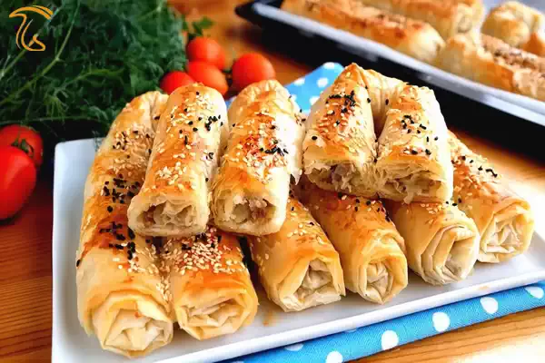 بورک مرغ و قارچ نهایی ترد و طلایی آماده، با کنجد و رومال درخشان، عالی برای میز پذیرایی