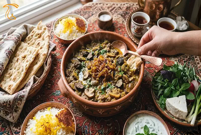 دوپیازه دمبل کوهی آماده سرو با قارچ و پیاز کاراملی در ظرف سنتی ایرانی