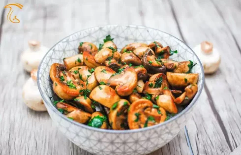 خوراک سبزیجات با قارچ غلیظ و حرفه‌ای تزئین شده با جعفری تازه