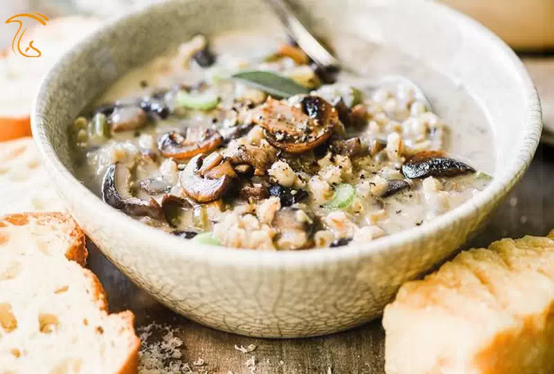 طرز تهیه سوپ شیر با بلغور گندم و قارچ؛ دستور پخت رستورانی