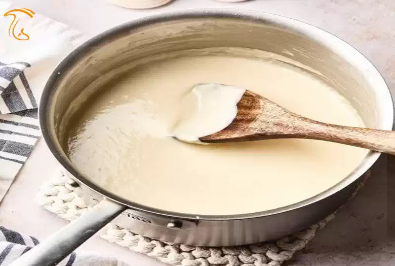 طرز تهیه سس بشامل غلیظ و کرمی مخصوص گراتن قارچ و کالباس