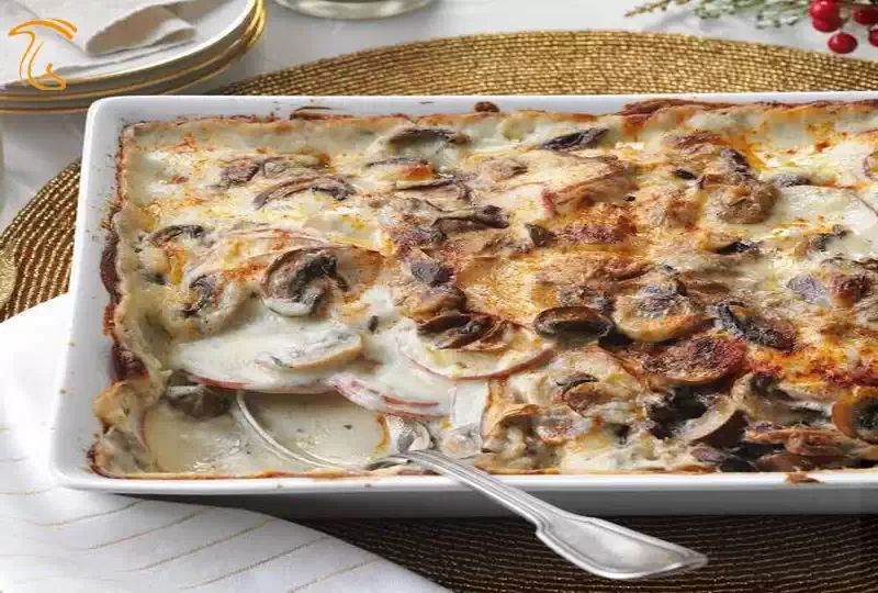 گراتن قارچ و کالباس طلایی و برشته با سس بشامل