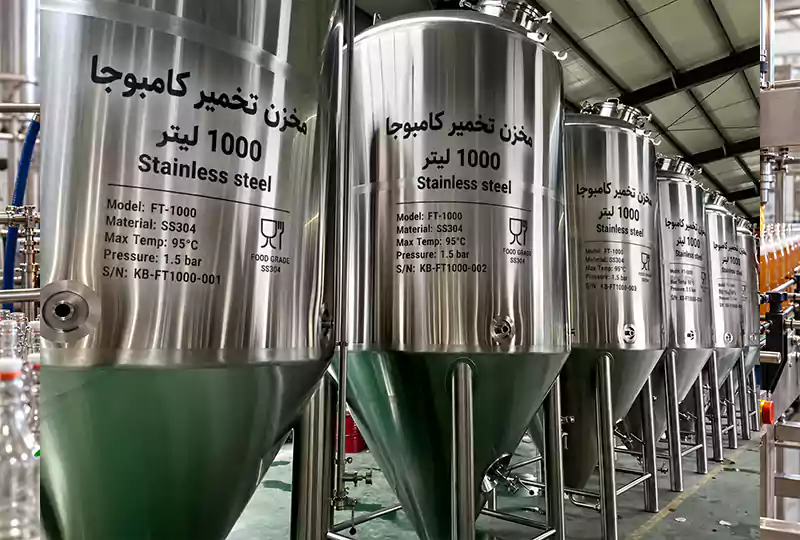 مخازن تخمیر استیل کامبوچا در سالن تولید
